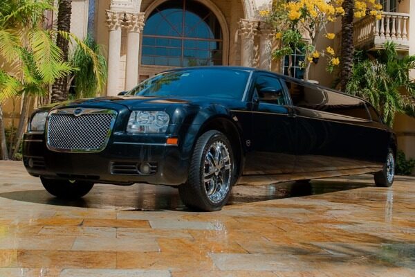 8 Person Chrysler 300 Limo Service Orlando